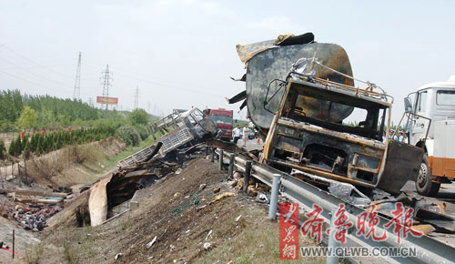 两车相撞沥青车助威 高速路三车起火全报废(图)
